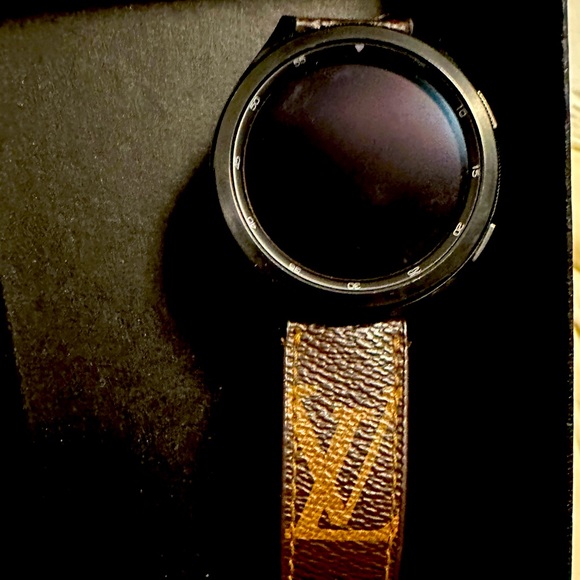 Samsung galaxy 4 with Louis Vuitton band and charger 44mm - Picture 1 of 6